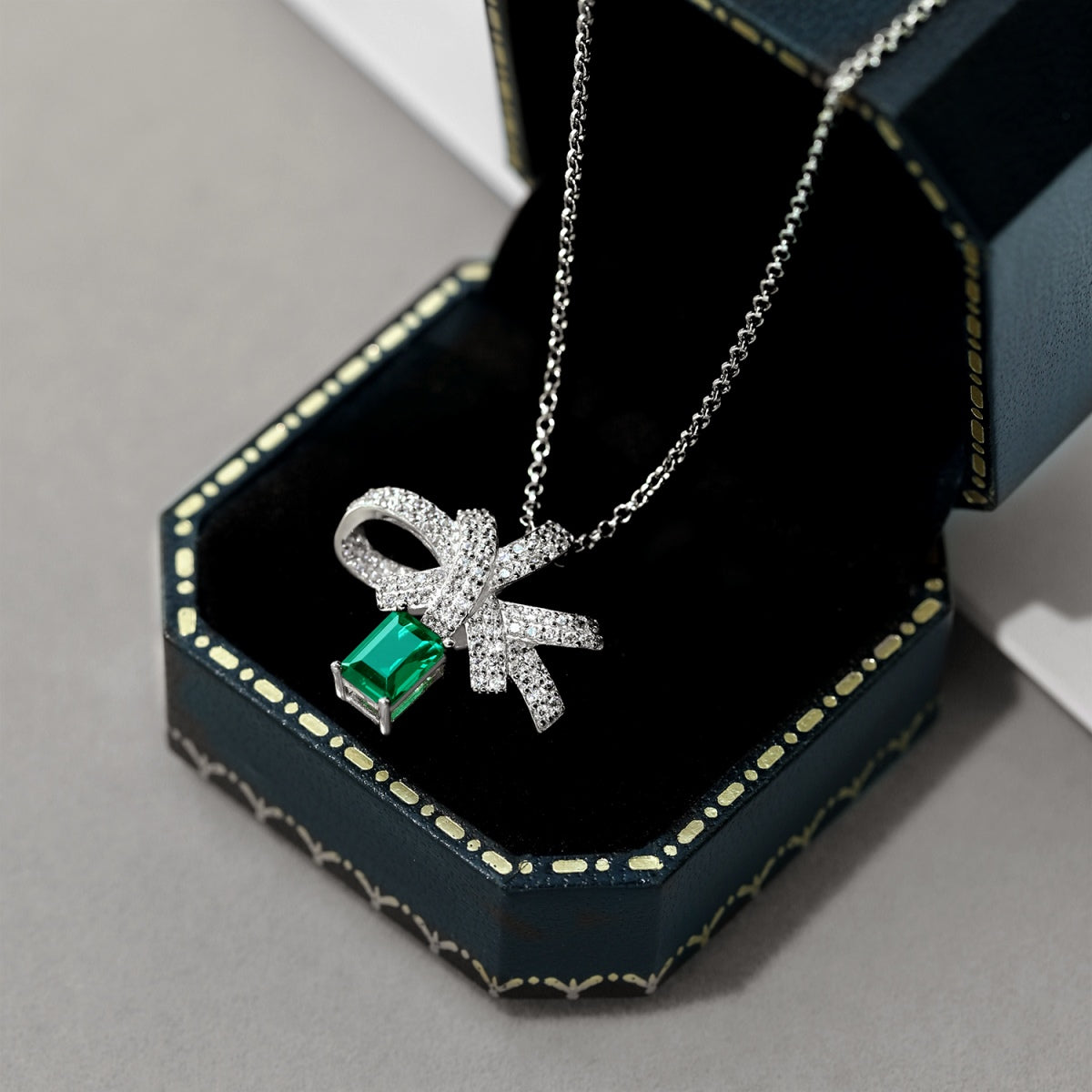 [GALE]Luxurious Flower Shape Emerald Cut Necklace