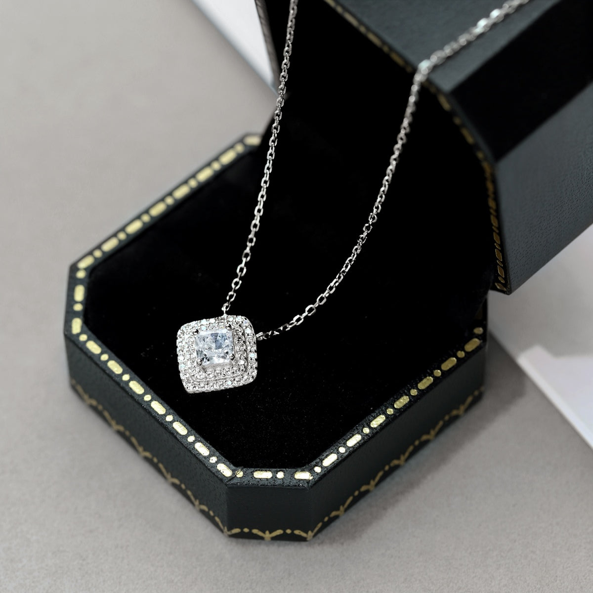[GALE]Sparkling Asscher Cut Necklace
