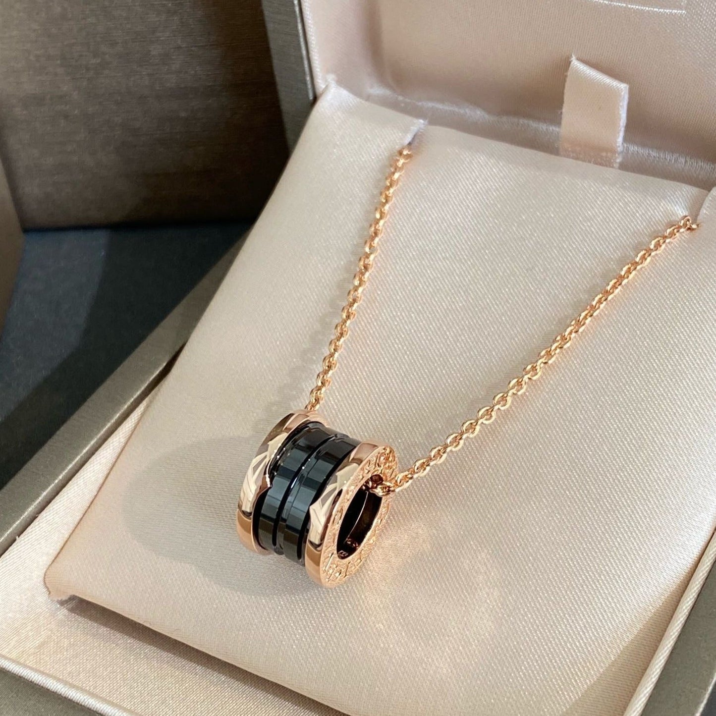 [GALE]ZERO 1 BLACK CERAMIC PINK GOLD NECKLACE
