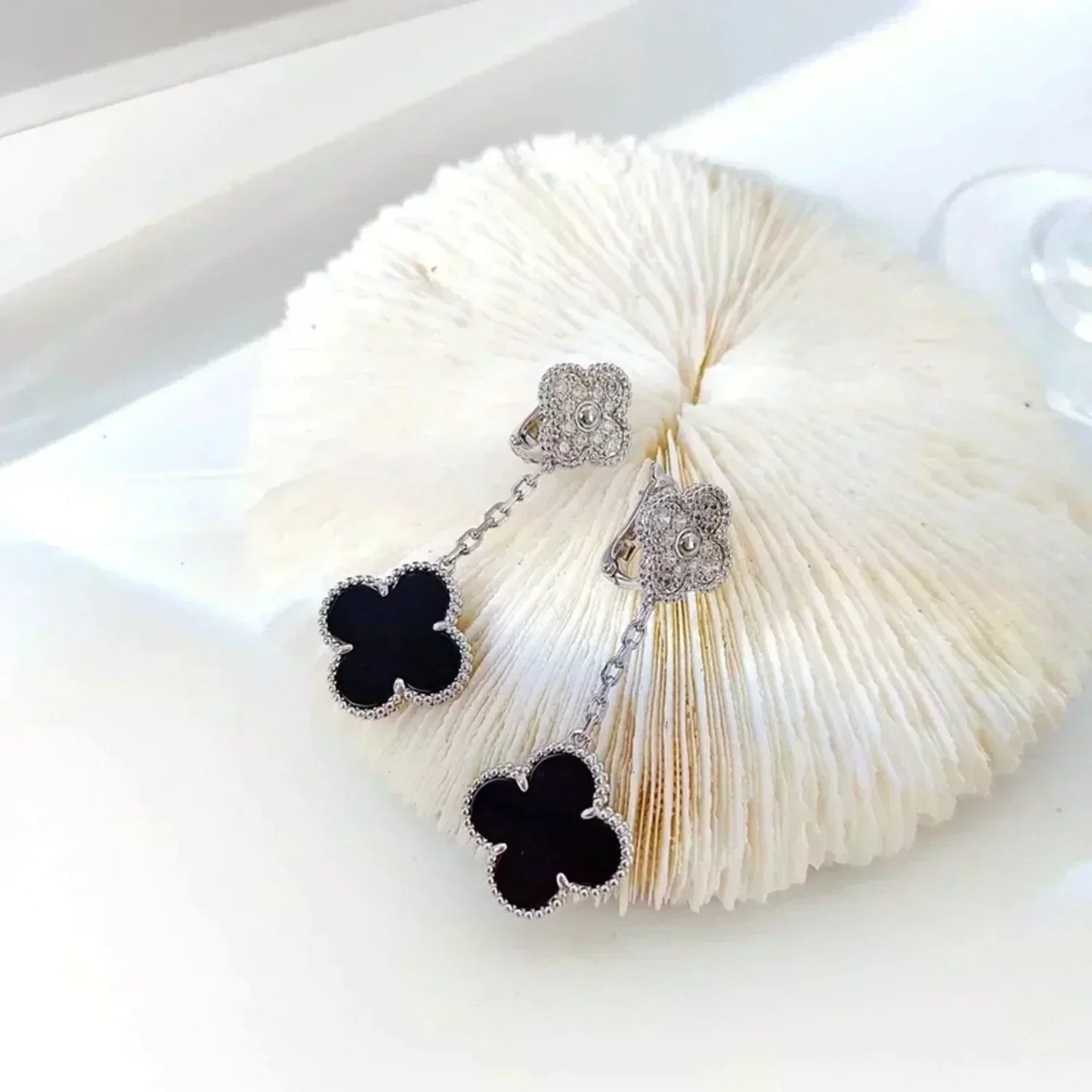 [GALE] Ohrringe mit Kleeblattmotiven, Diamant und Onyx, Silber