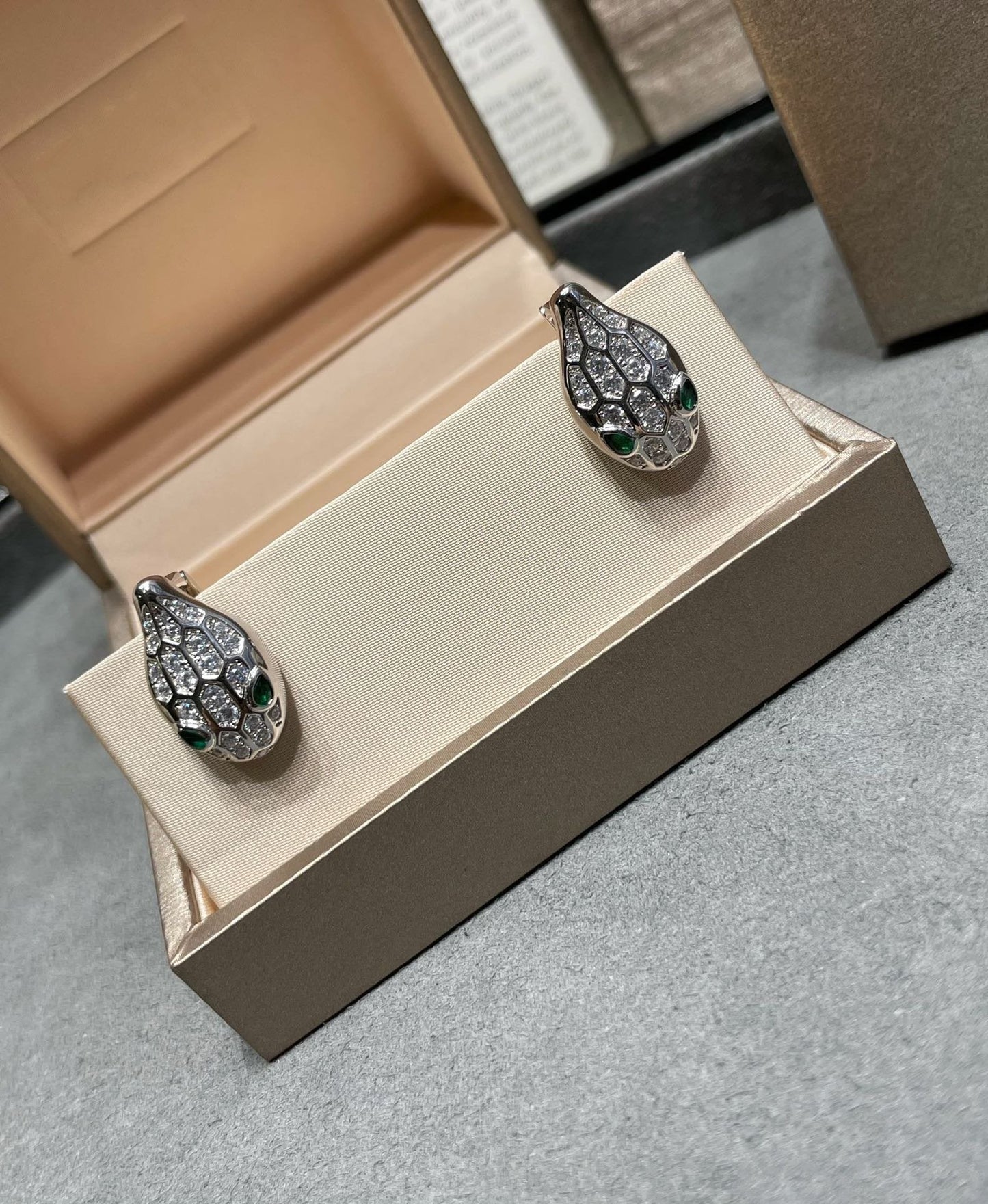 [GALE]SERPENT DIAMOND STUD EARRINGS