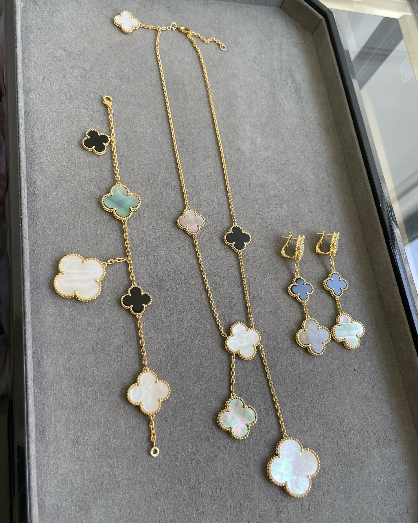 [GALE]CLOVER 3 MOTIF MOP ONYX DARK MOP PINK GOLD OHREN