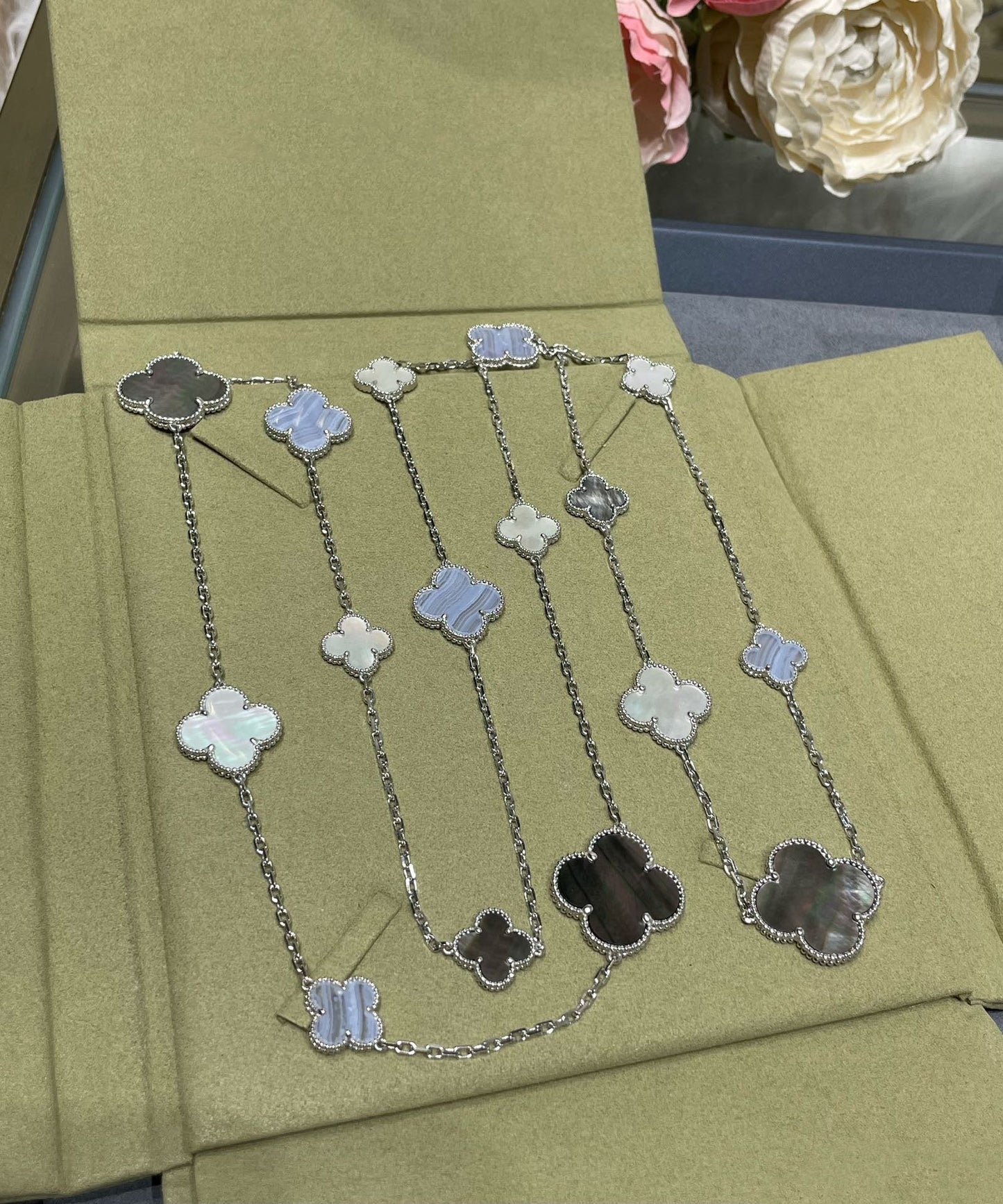 [GALE]CLOVER 16 MOTIF CHALCEDONY MOP SILVER NECKLACE