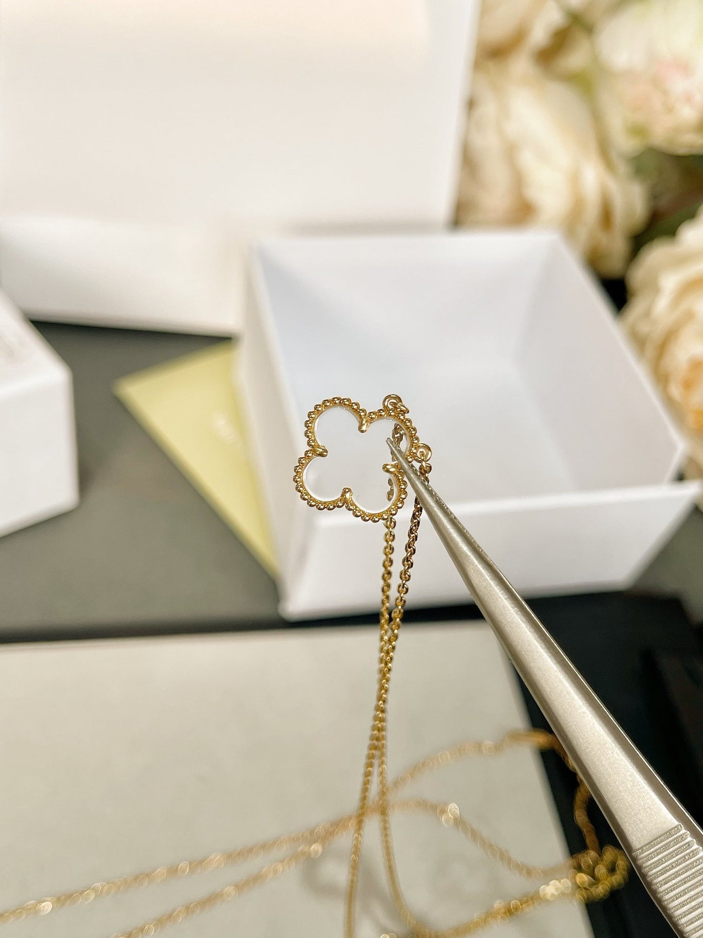 [ゲイル]クローバーロッククリスタルローズゴールドネックレス