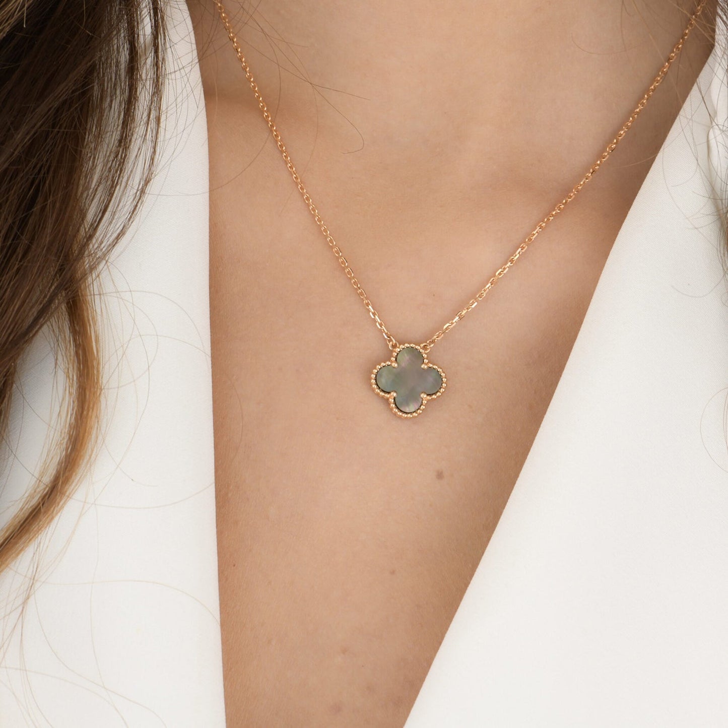 [ゲイル]クローバー 15mm グレー マザーオブパール ネックレス